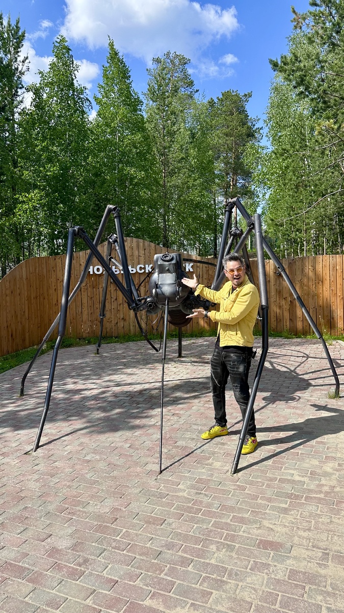 Памятник комару в г. Ноябрьск