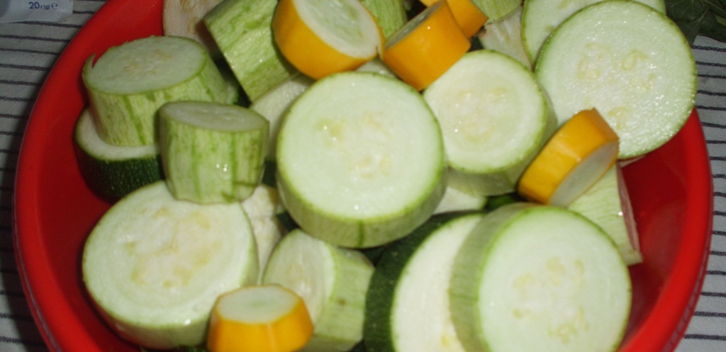 Кабачки, нарезанные кружками, в красной миске. Фото автора канала Житейская проза