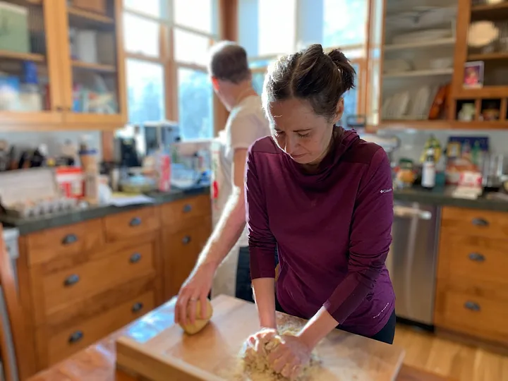 Автор замешивает тесто для равиоли