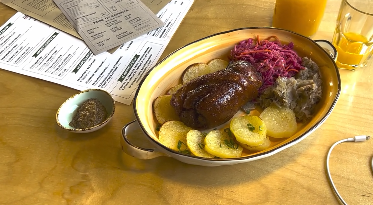 Обязательно посетите заведение "Рулька вверх!". Такой вкуснятины вы нигде не отведаете.