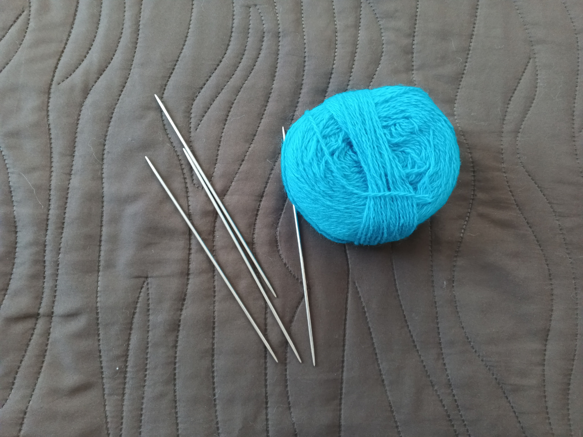 Полу шерстяная пряжа и спицы 3