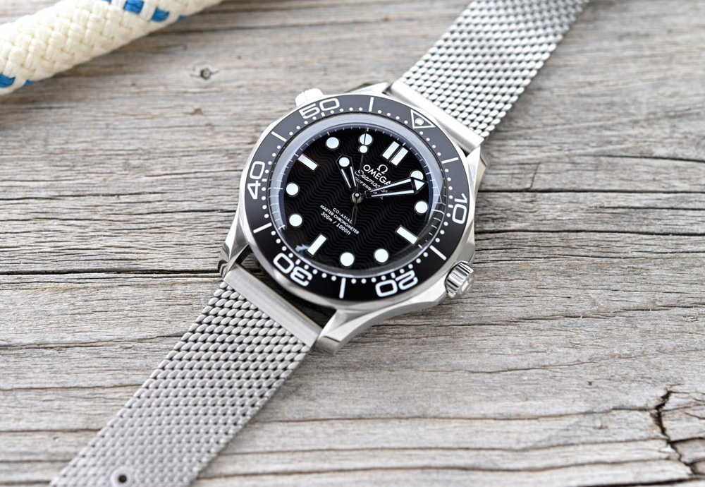 Две стальные модели Seamaster Diver 300M No Date с черным и серебристым циферблатом, Seamaster Diver 300M No Date из титана и Bronze Gold в зеленом цвете и Seamaster Diver 300M 007 (4 фото)