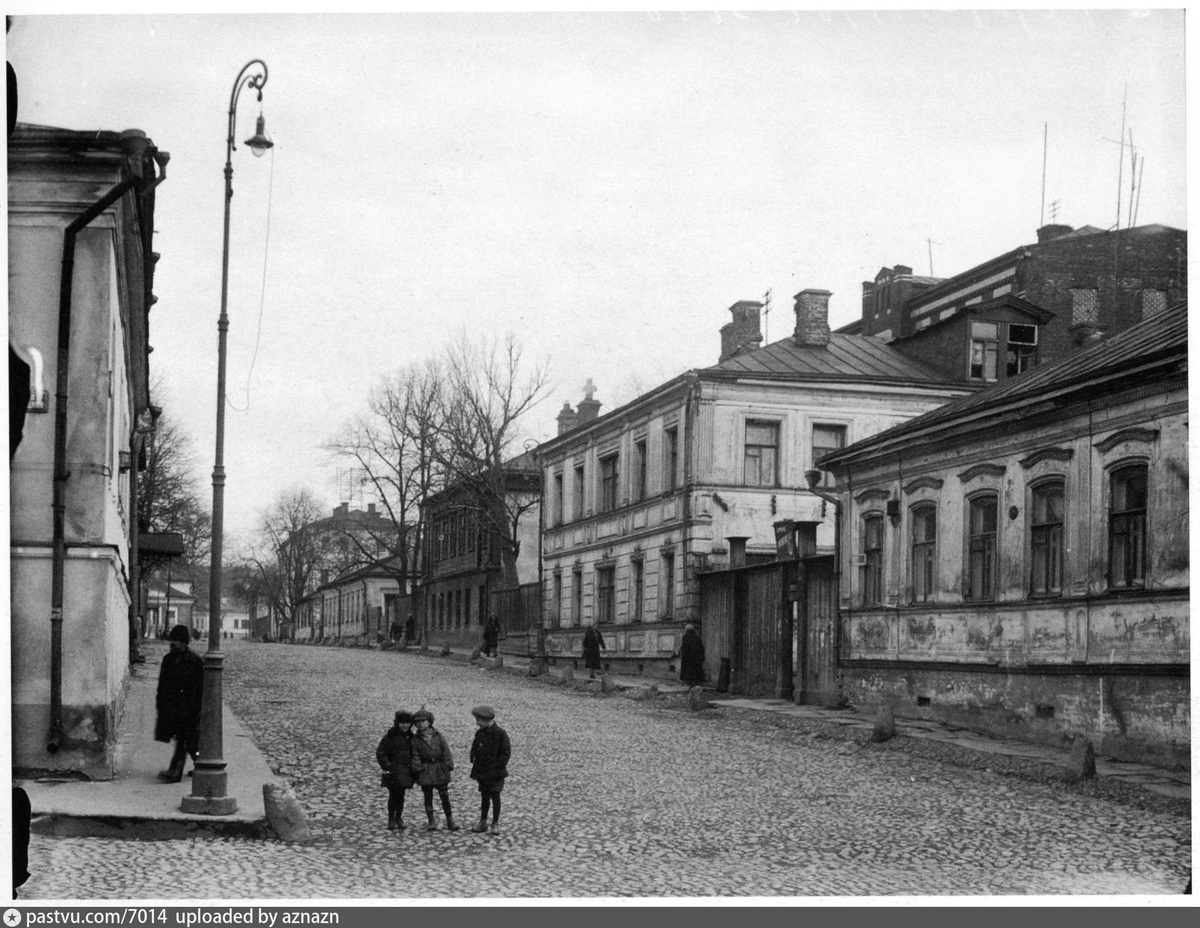 Гендриков переулок, 1926 год. Второй справа - дом Бриков. Источник https://pastvu.com/p/7014.