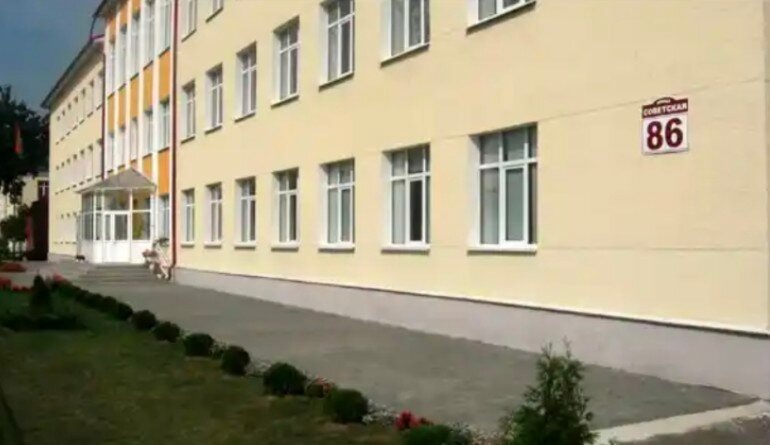 Та самая школа в Кобрине, где работала бабушка. Школа и сейчас там стоит, хотя, кажется, сменила профиль. 
