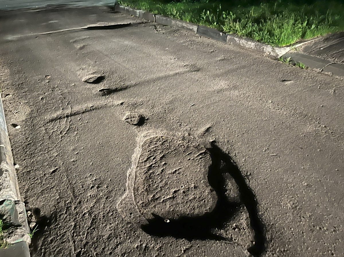    Провалы образовались на въезде во двор в дома №31-37 по улице Республиканская