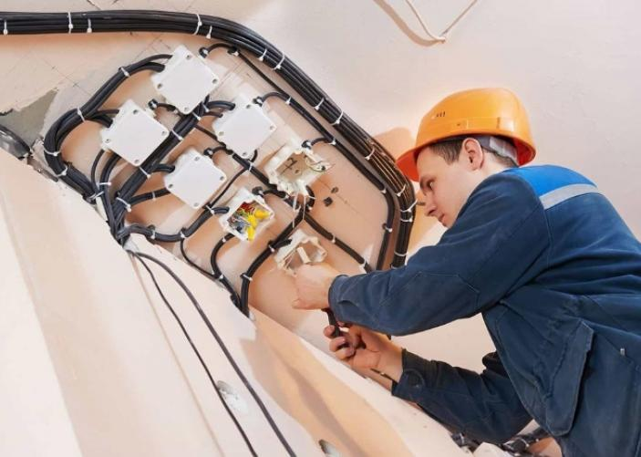 При выборе кабеля также необходимо учитывать климатические условия региона. Для регионов с холодным климатом рекомендуется использовать кабели с морозостойкой изоляцией.