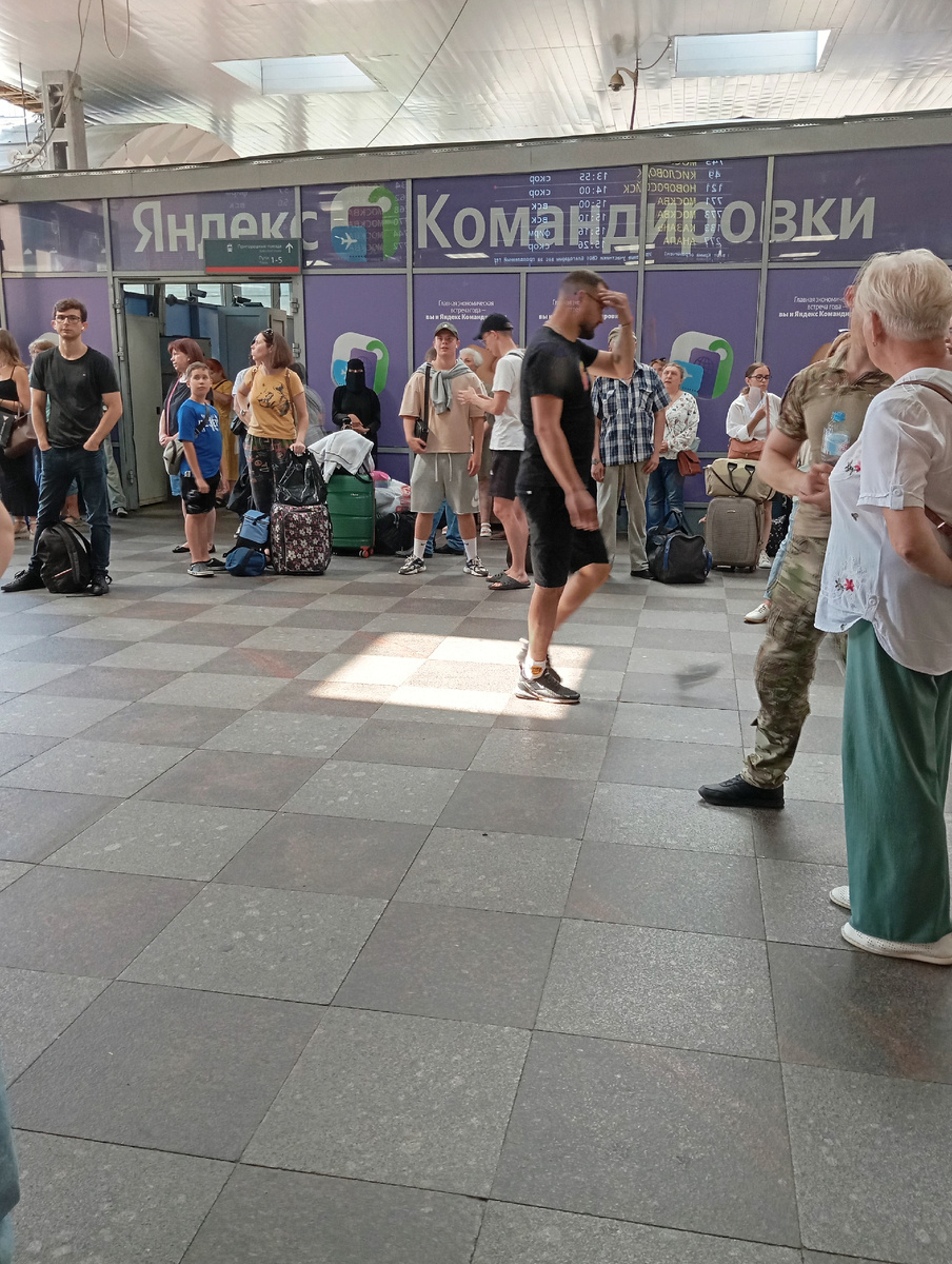 Военные и женщины в никабах,то что цепляет глаз.