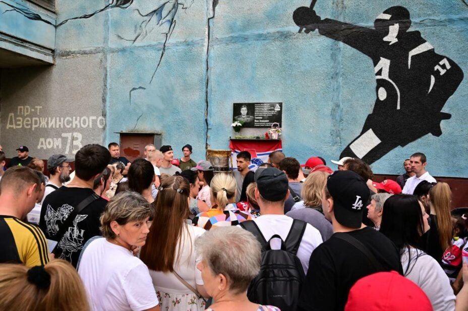    Игроки «Локомотива» привезли Кубок Гагарина к дому Ивана Ткаченко. Фото: ХК «Локомотив»