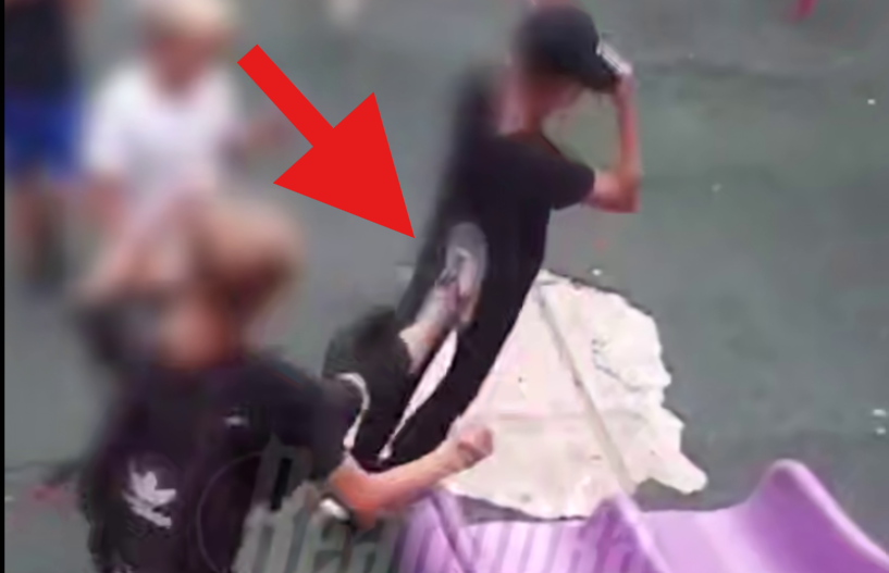 С ноги в спину