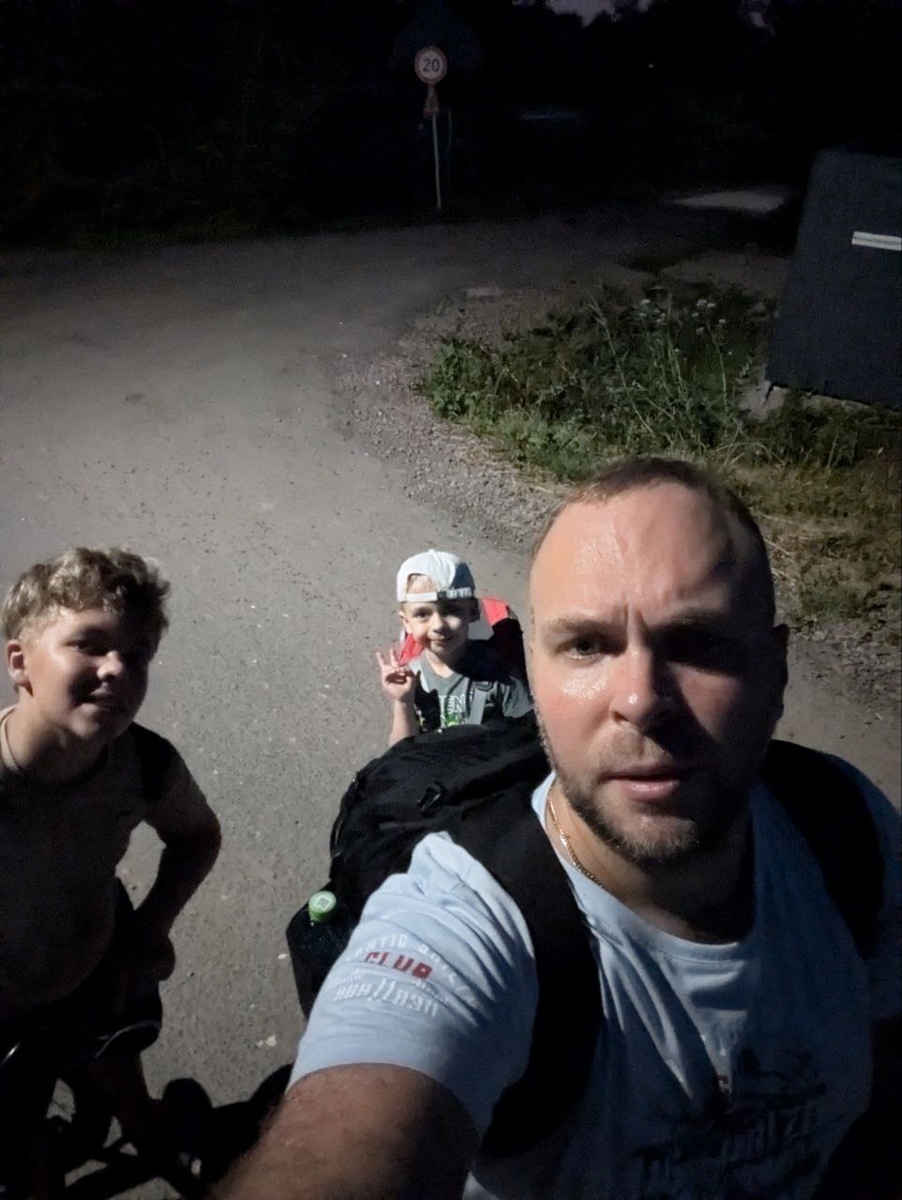 Даже к полуночи очень и очень жарко, но мы стойкие парни.