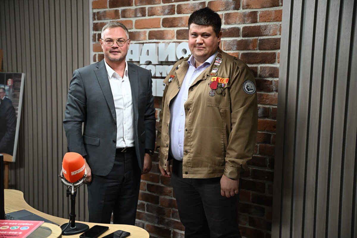 Ведущий программы "Доброволец" Павел Еремин с Дмитрием Парамоновым на записи эфира