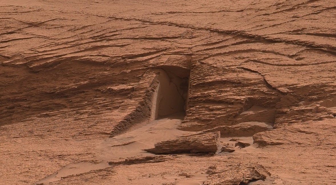 Вход в марсианский храм? (Источник: i.ytimg.com).