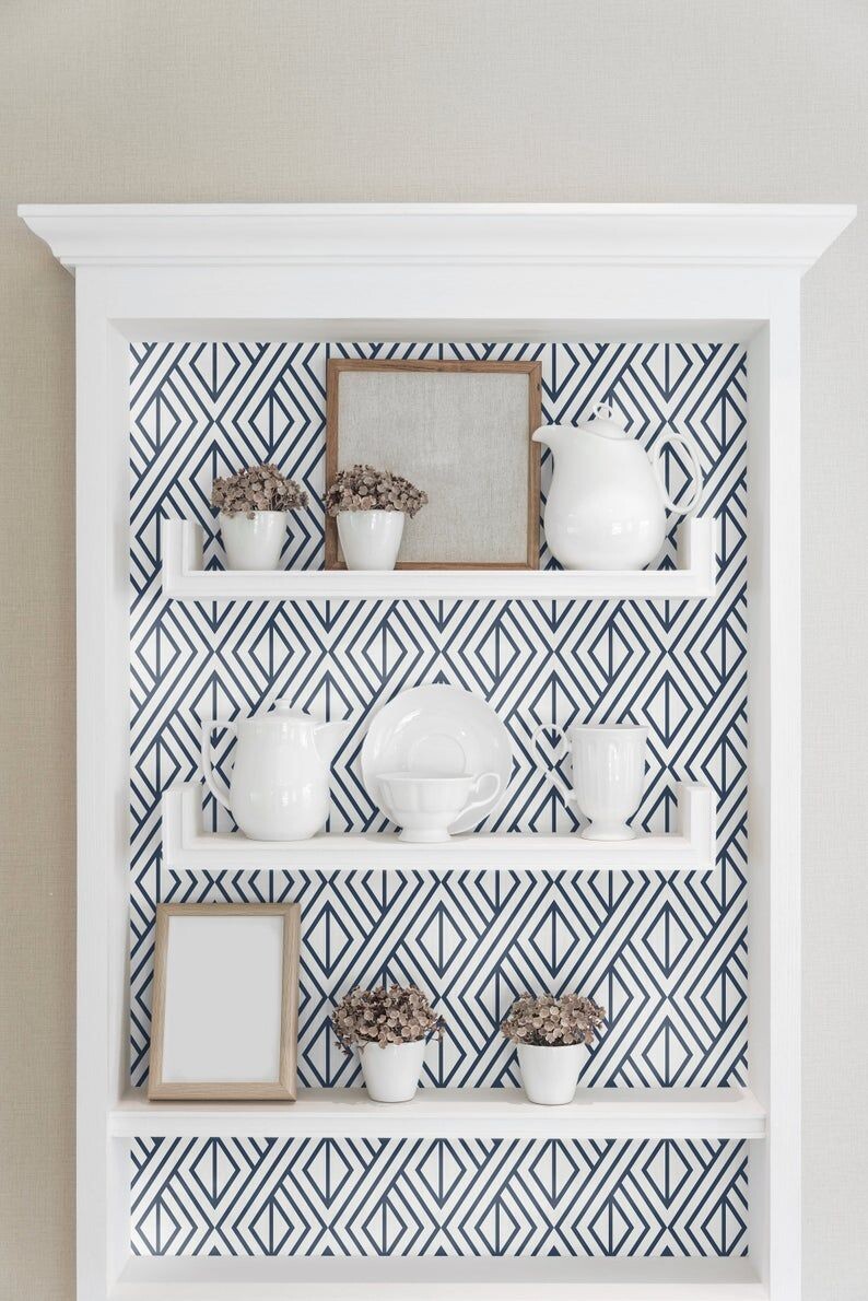 Задайте ритм с помощью оригинальных обоев, но расположите однотонную посуду