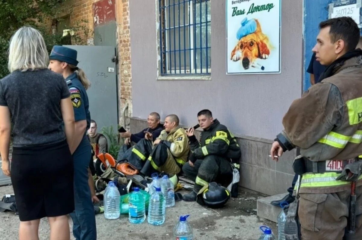    Спасатели проверяют, есть ли утечка газа на месте обрушения в Астрахани