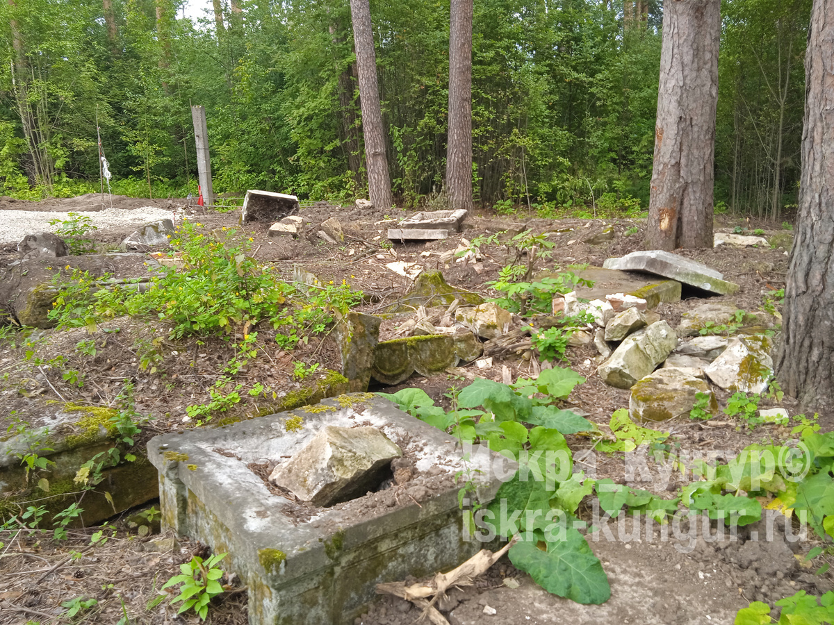 Идёт новая дорога возле кладбища. А вдоль неё перевёрнутые надгробия…