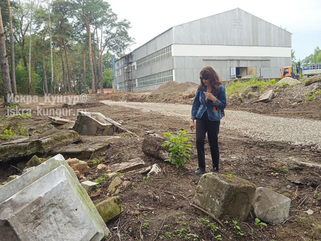 
Наталья Русецкая рассматривает последствия вандализма на Вознесенском кладбище