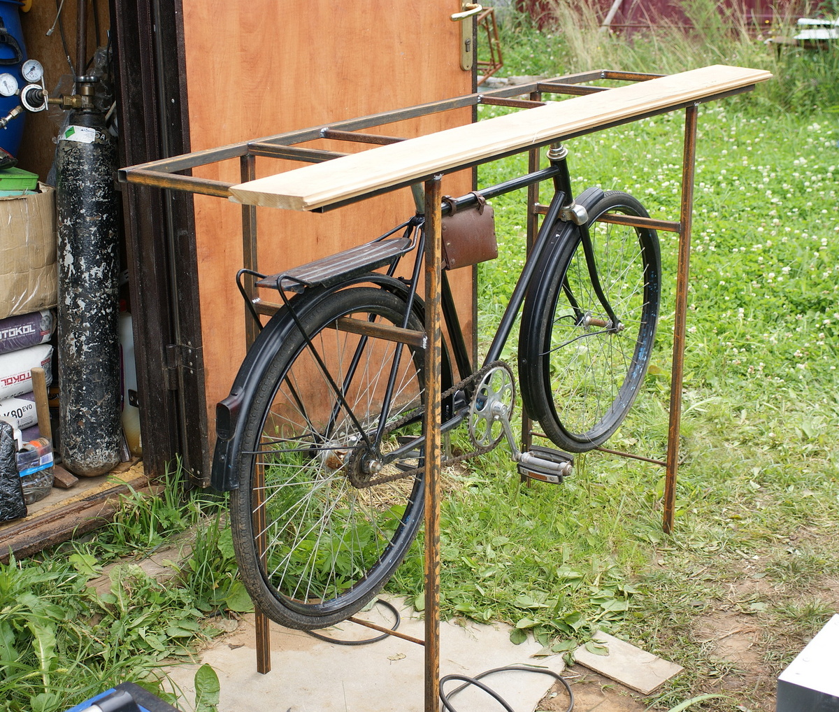 Для надёжности стол не просто будет стоять на земле, ножки будут утоплены в землю. 