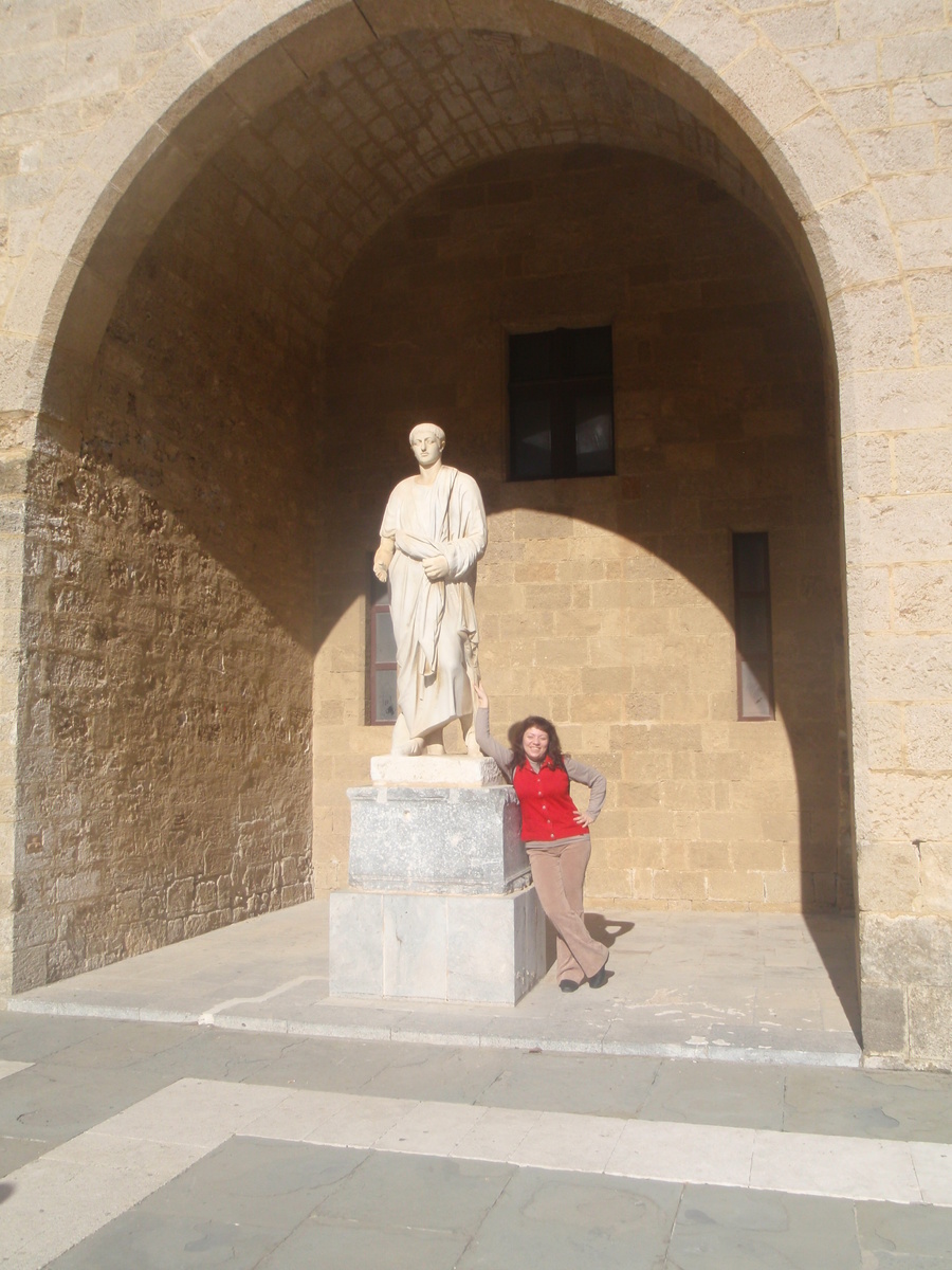 Счастливая я. Прикасаюсь к истории на Родосе. Фото из архива автора. 