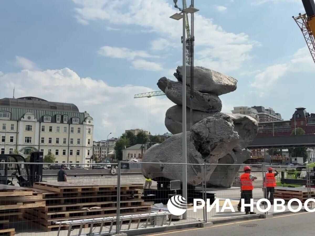    Демонтаж скульптуры "Большая глина №4" в Москве© РИА Новости
