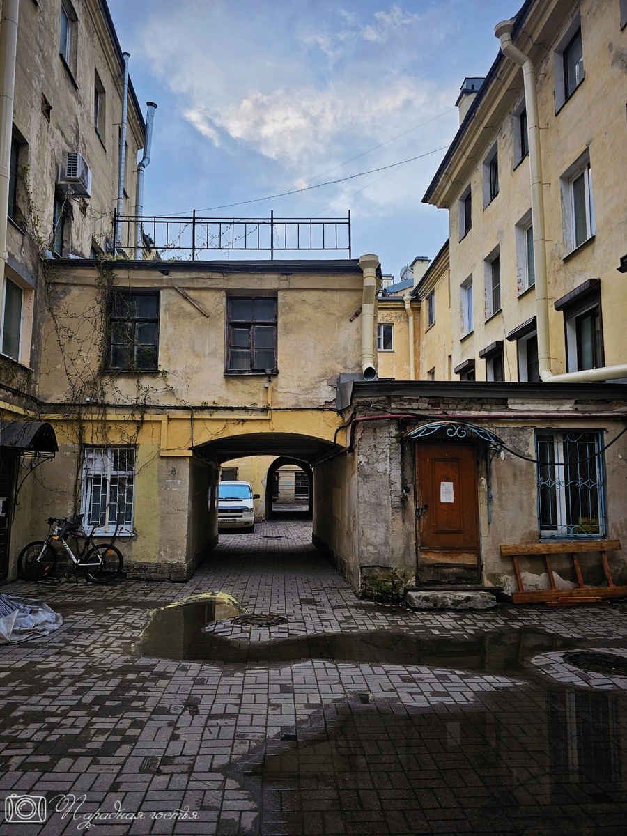 Стоит свернуть с Миллионной улицы вы оказываетесь в системе дворов. Фото: Парадная гостья