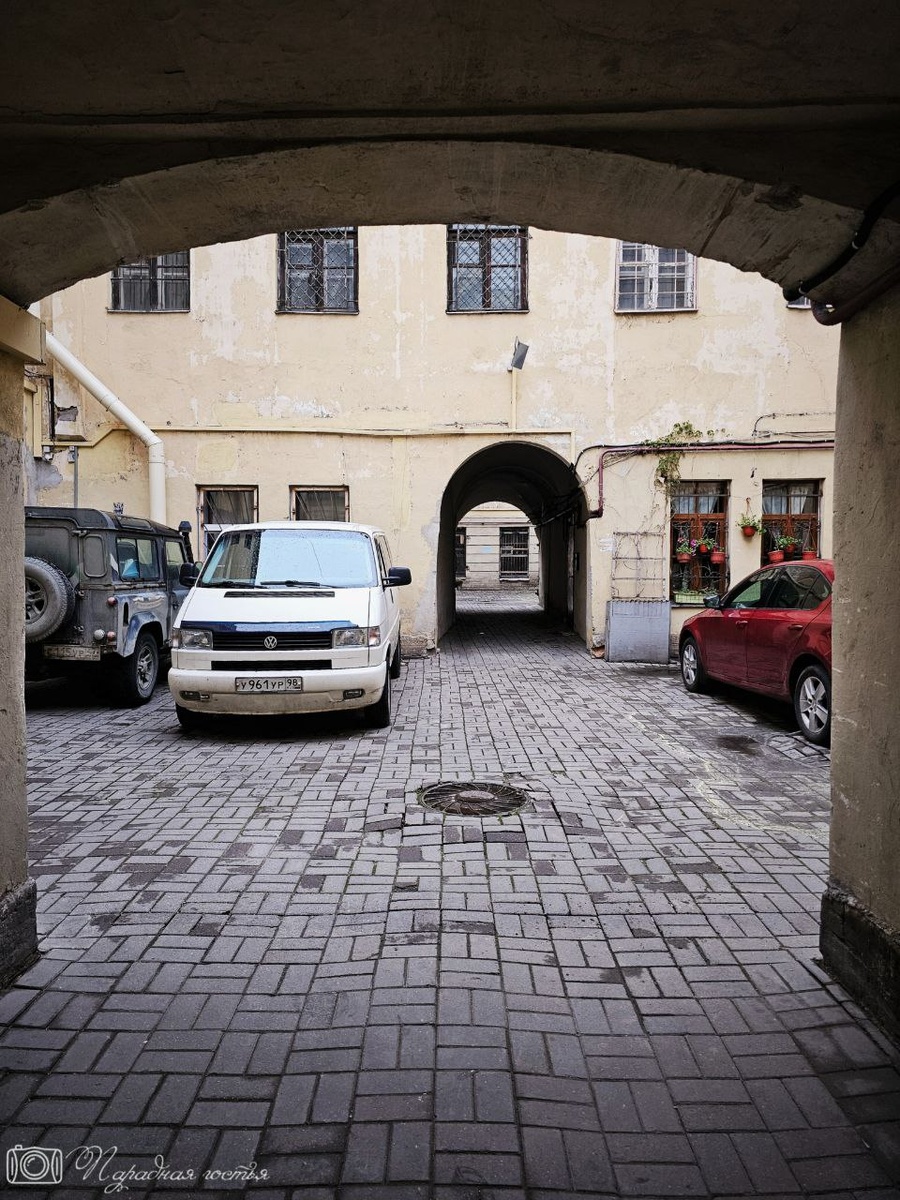 Заветную дверь без гида найти сложно. Фото: Парадная гостья