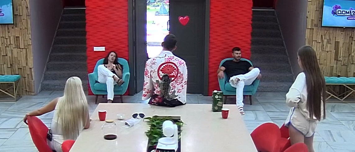 обсуждения на общей кухне (фото из эфира на «Okko»)