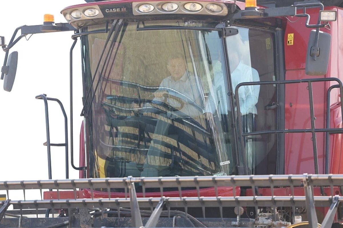    «Прокати нас на тракторе»: Андрей Бочаров порулил сельхозтехникой