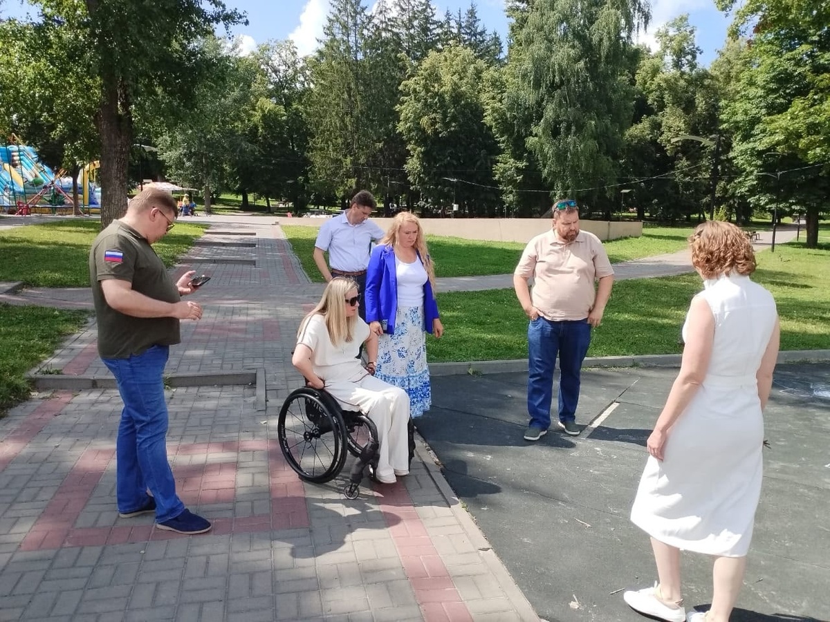    В Курске бордюры мешают проезду инвалидным коляскам