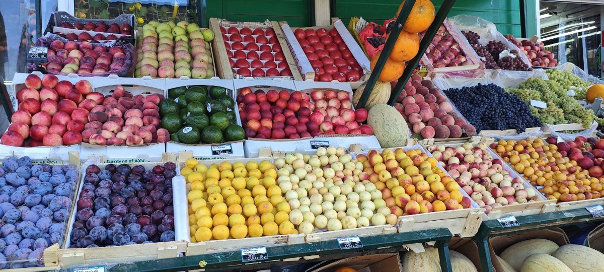     Нектарины арбузы и дыни: изучили ассортимент красноярских фруктовых прилавков