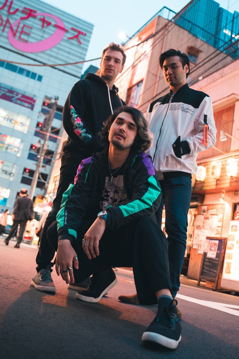 Трое постоянных ведущих подкаста: Коннор (слева), Гарнт (справа) и Джоуи (по центру).