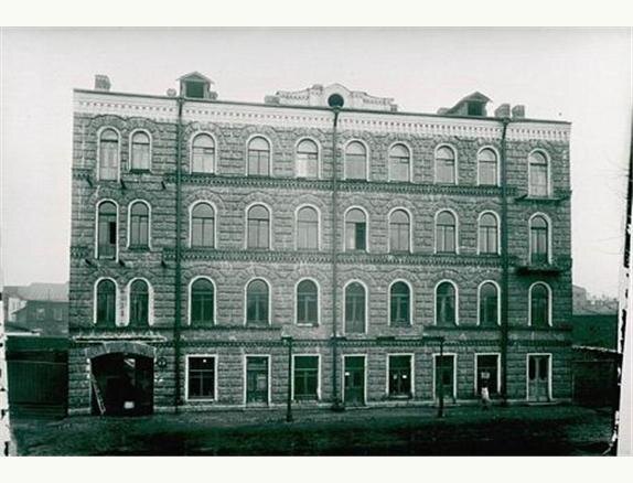 Странно, но здесь фото - зеркальное...Фотография взята с сайта citywalls.ru