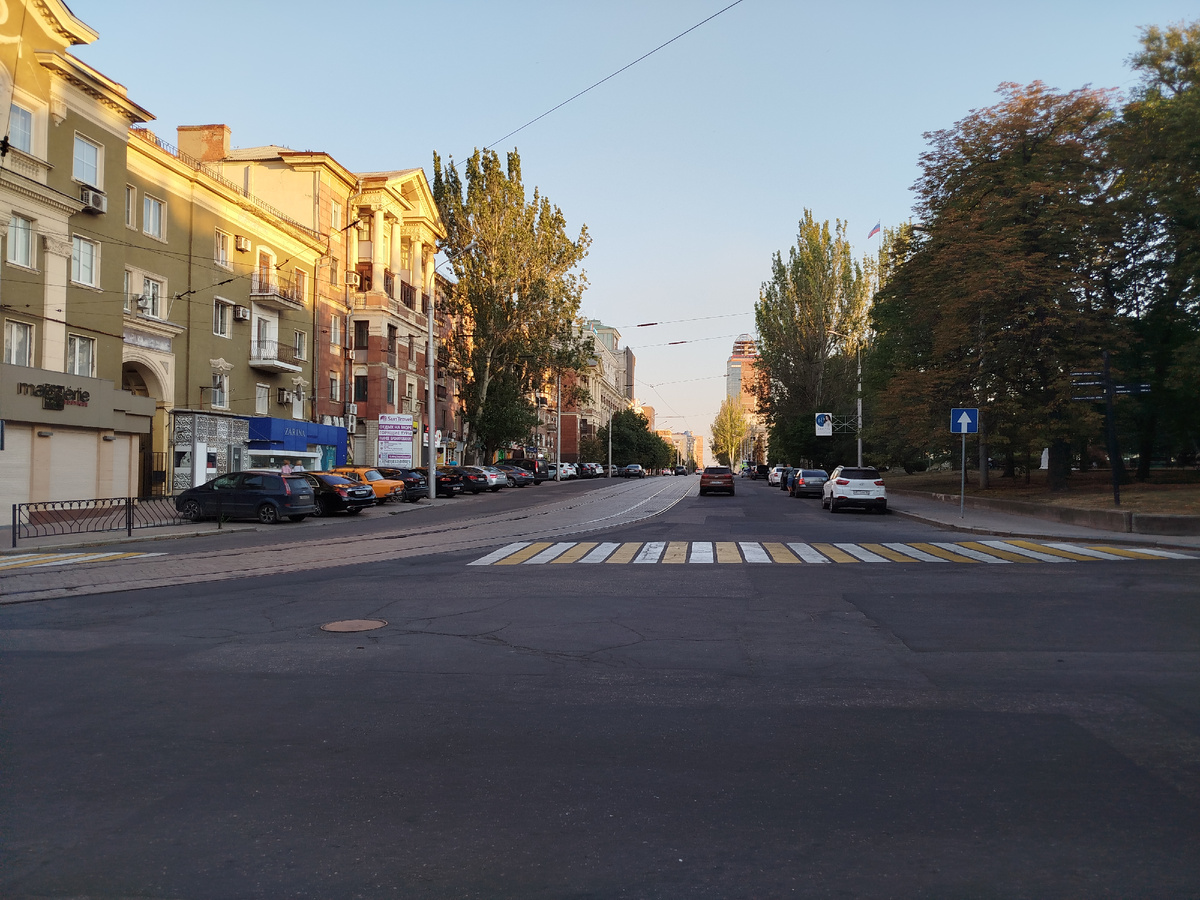 Летний вечер на пересечении проспекта Гурова и улицы Постышева. ("Аннушка разлила масло" (с) "Мастер и Маргарита", Михаил Булгаков).