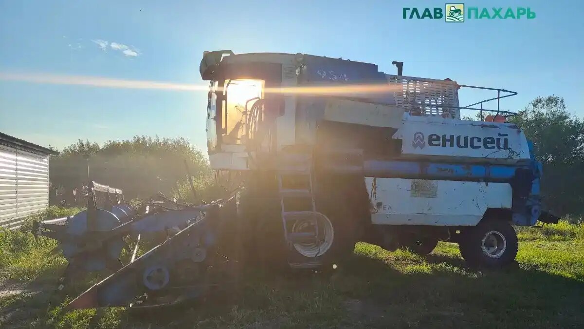Фото: © Артём Борисов / Glavpahar.ru Старая сельхозтехника в поле (фото иллюстративное)