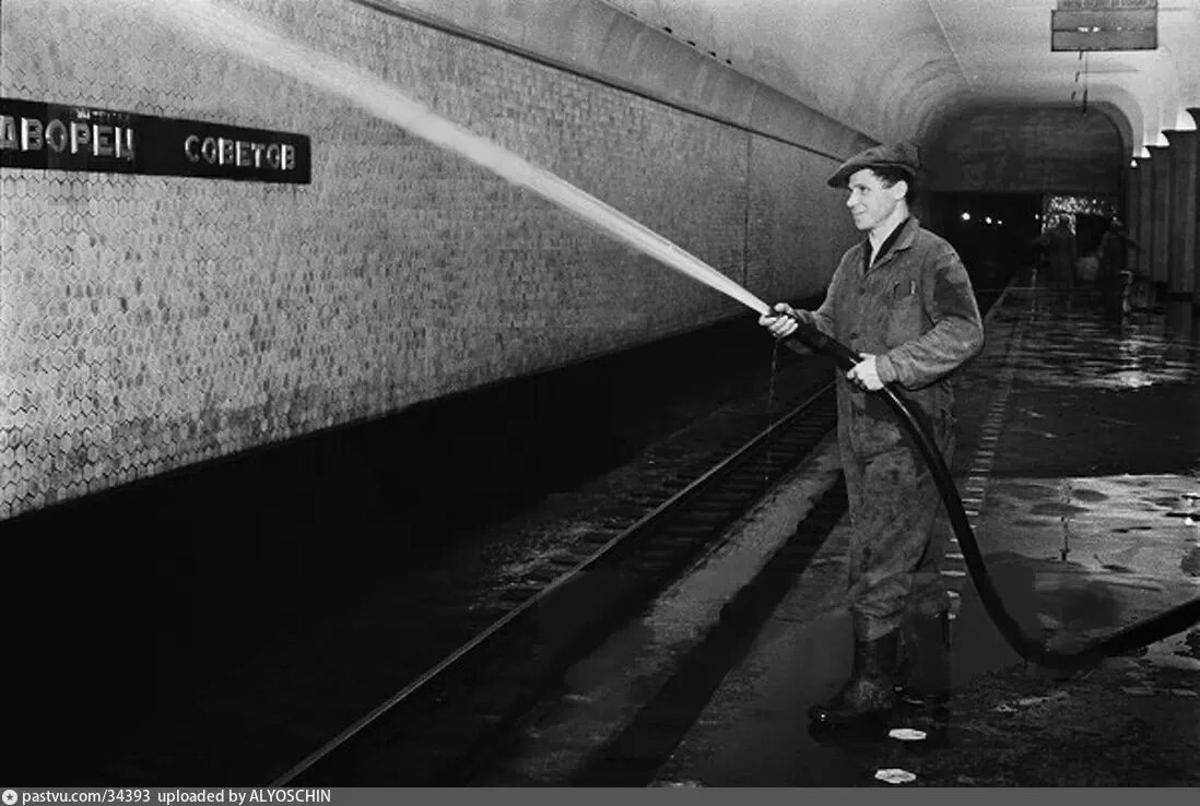 Станция Кропоткинская. На путевой стене видно старое название "Дворец советов".