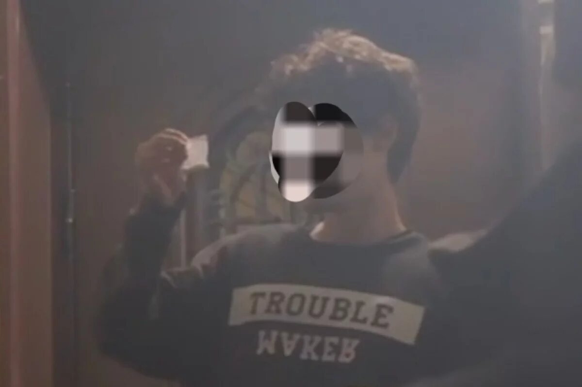    Залез с ножом во двор.