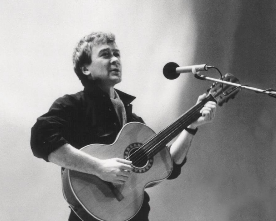 Сергей Проханов выступает на музыкальном конкурсе (до лицедейства он хотел стать музыкантом)