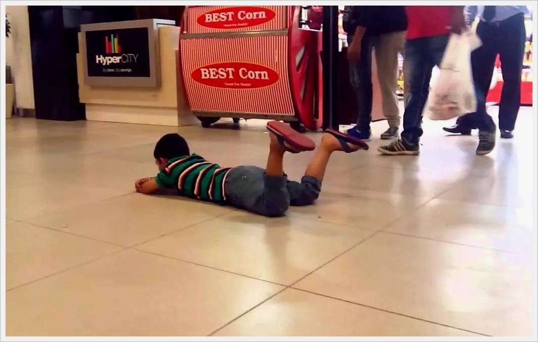 Подобное шоу можно увидеть в любом ТЦ. И в последние годы такое происходит все чаще