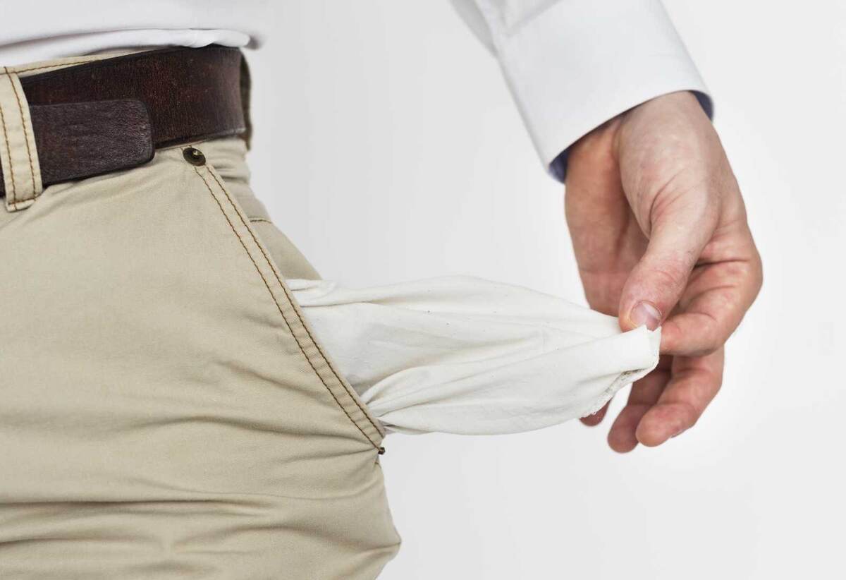 Вроде бы и денег много, а куда они улетают из кармана - неизвесно... Фото - Freepik