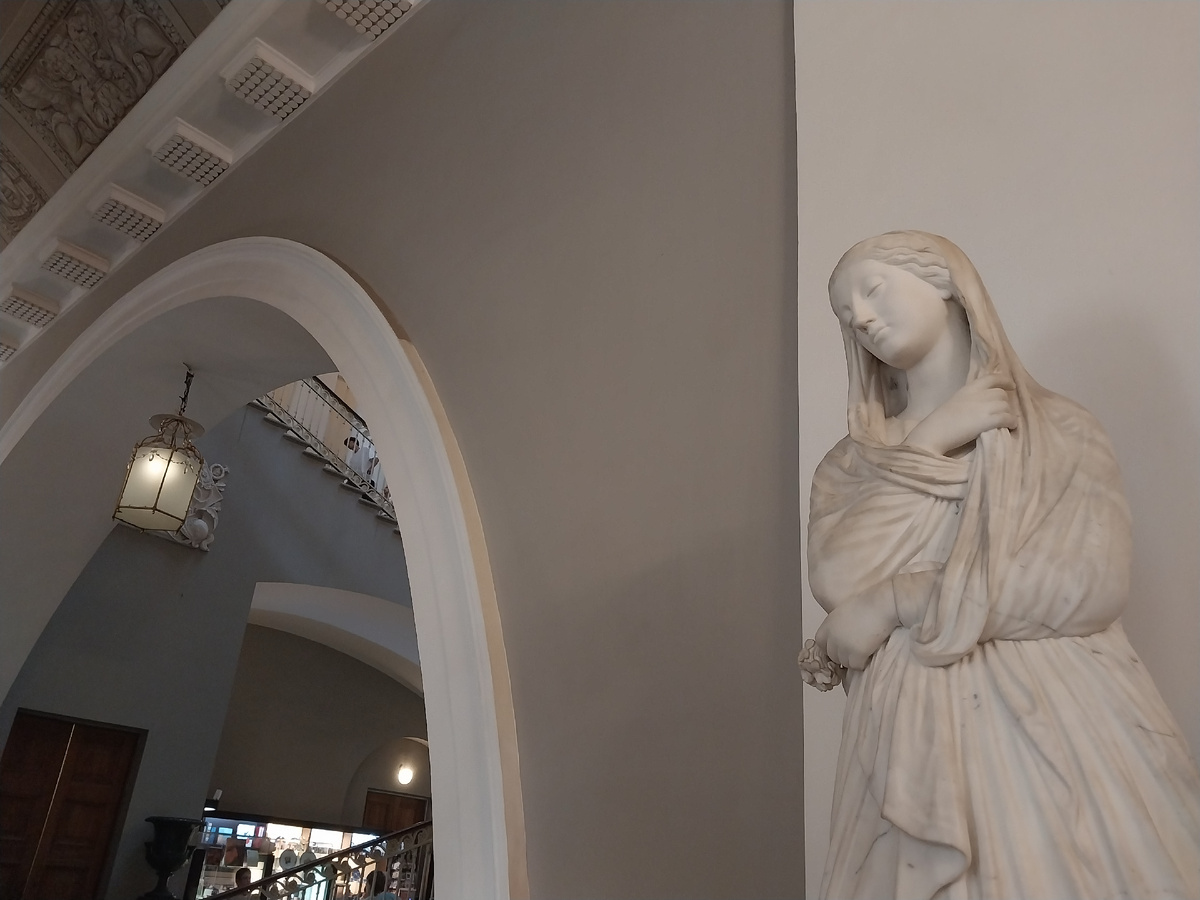 Скульптура "Весна" в Русском музее негодует