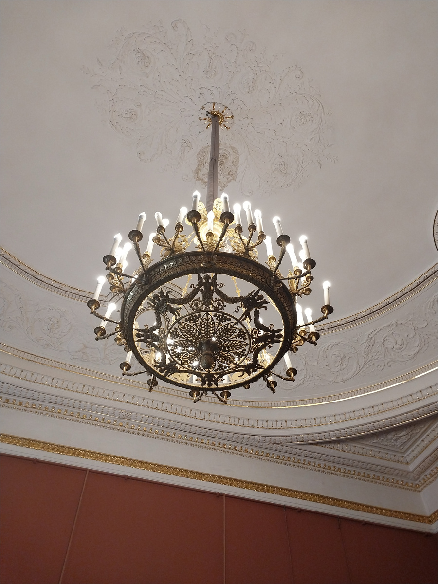 на большую залу даже такой люстры не хватает