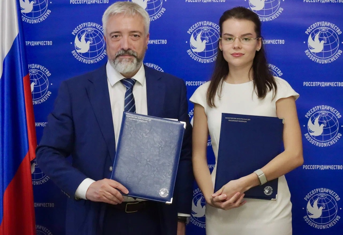 Руководитель Россотрудничества Евгений Примаков и председатель Движения «Здоровое Отечество» Екатерина Лещинская.