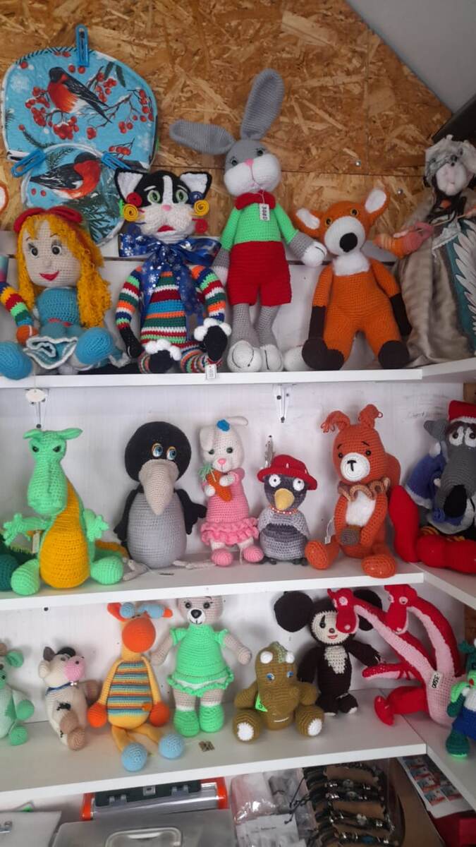 Мои вязанные игрушки.  На самом деле их гораздо больше, не все показываю .  Если купить , то обращаться к моему мужу , он цены ставит и занимается отправкой +7-909-260-67-98 Геннадий , покажет все игрушки в нашем магазине по ватсап 
