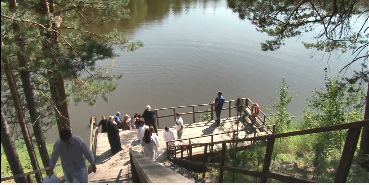     На Монастырском озере под Енисейском прошло массовое крещение