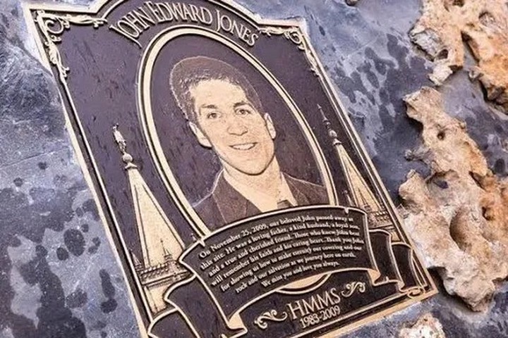  Фото © Брэндон Коваллис / Памятная табличка на входе в пещеру Натти-Патти, где погиб Джон Джонсон