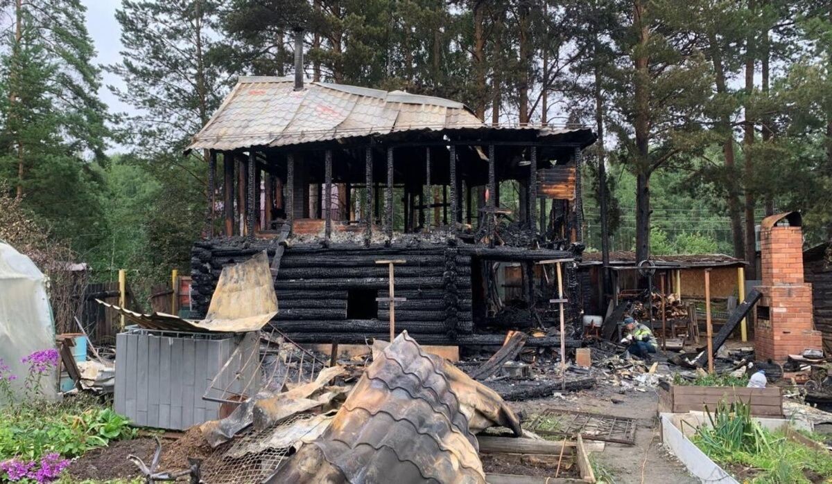     Последствия пожара в частном доме в селе Горный щит под Екатеринбургом. 26 июля 2025 Источник: Telegram Автор фото: Прокуратура СО