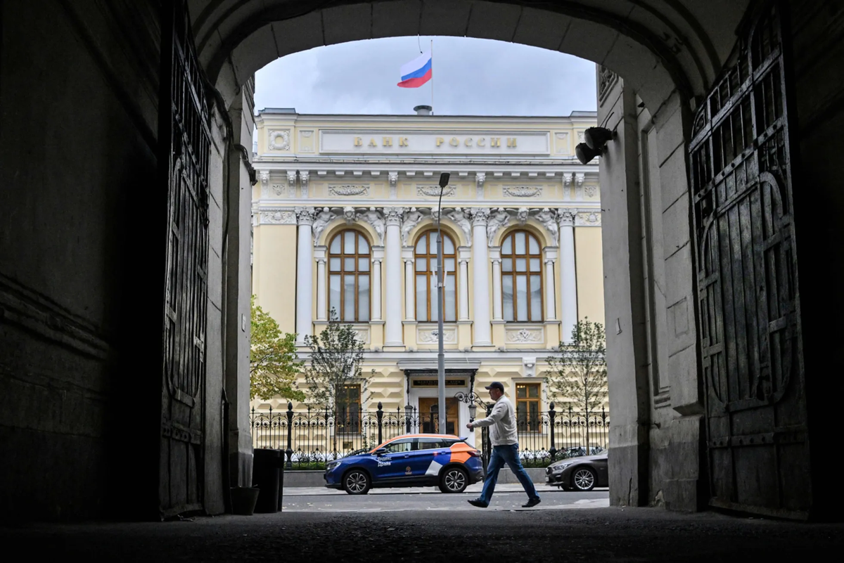 Центробанк России во второй раз подряд снизил ключевую ставку. Что это значит для цен, курса доллара и банковской системы?