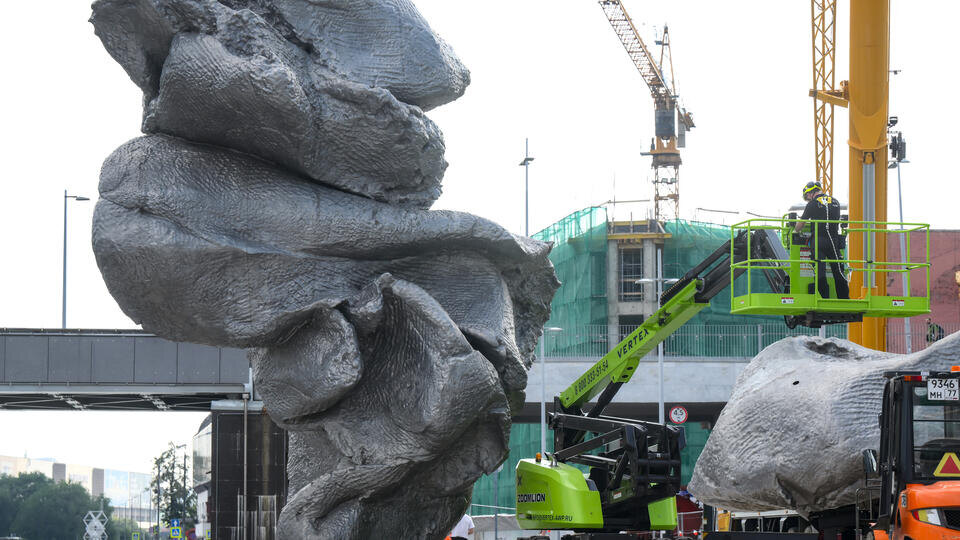     Демонтаж скульптуры "Большая глина № 4" начали в центре Москвы РИА Новости/Алексей Майшев