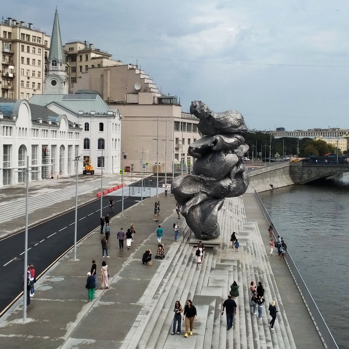 Москва, Big Clay#4  - в нескольких шагах от Храма Христа Спасителя, Кремля и Болотной площади. Фото автора.