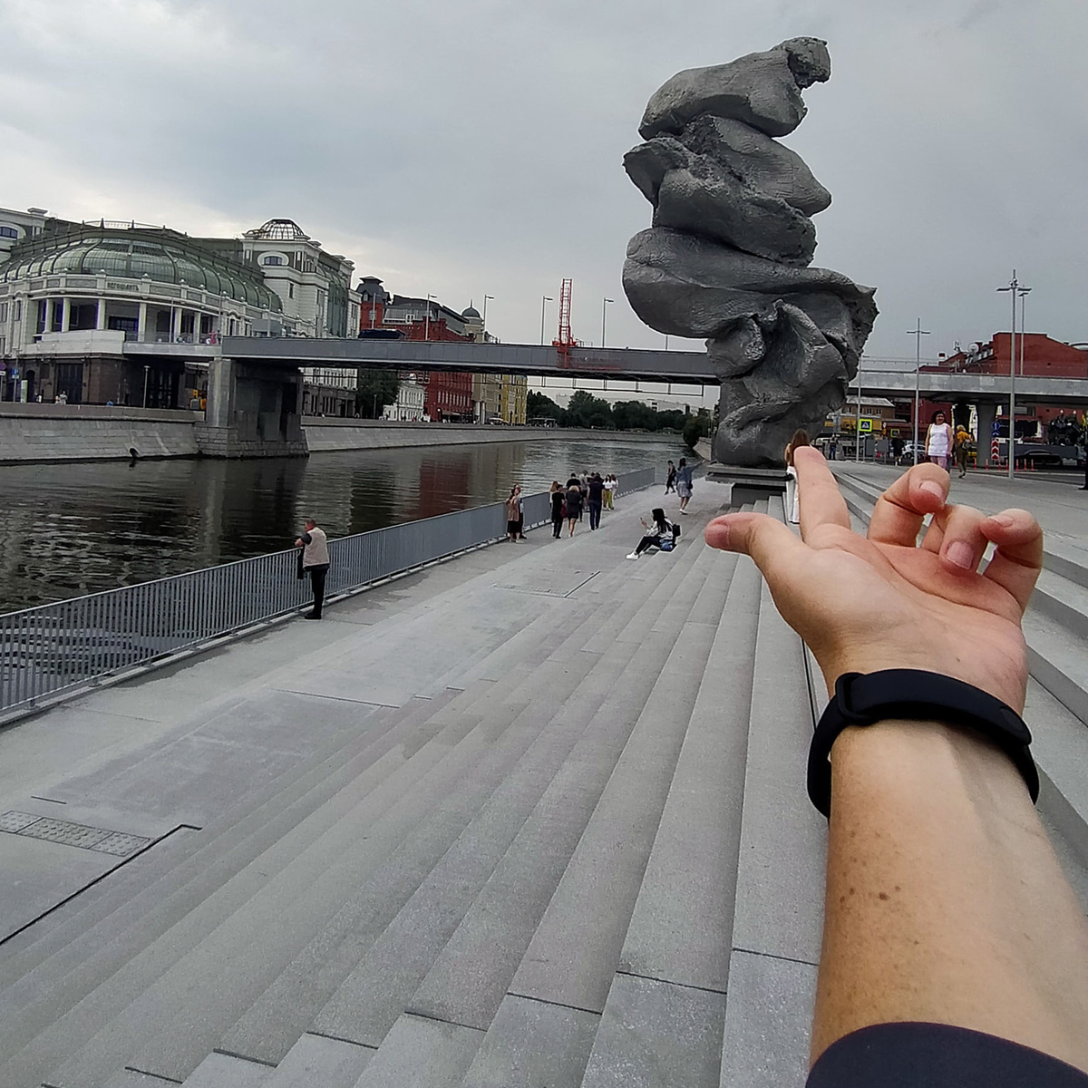 Москва, Big Clay#4. Держу дистанцию при первой встрече. Фото автора.