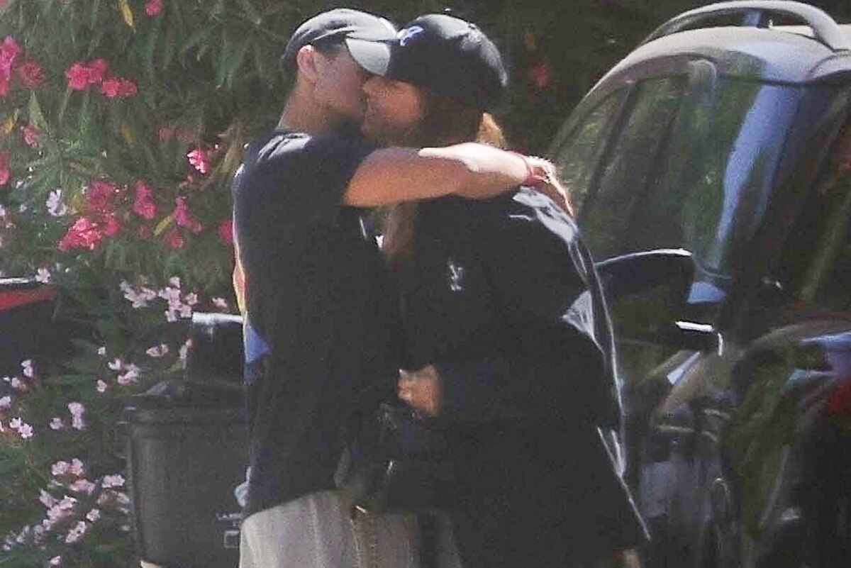    Альбу в первый раз засняли целующейся с Рамиресом LEGION-MEDIA